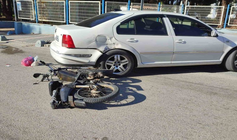 Keşanda otomobil ile çarpışan motosiklette 2 kişi yaralandı