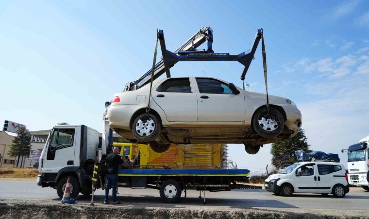 Kırıkkalede otomobil orta refüje devrildi: 2 yaralı