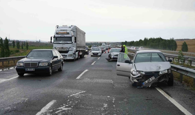 Kırıkkalede yağmur kazaya davetiye çıkardı: 3 araç çarpıştı, 4 yaralı