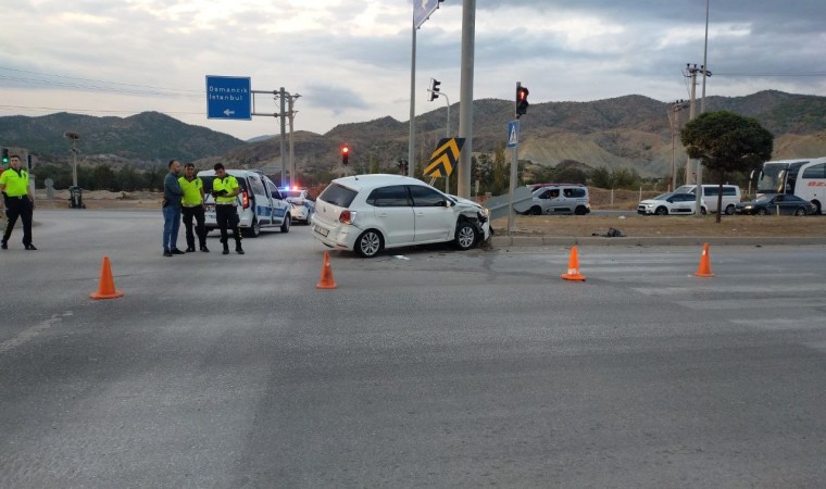 Kırmızı ışık ihlali trafik kazasına neden oldu, 2si çocuk 4 kişi yaralandı