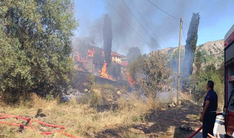 Kızılcahamamda ahşap bina ve samanlık yandı