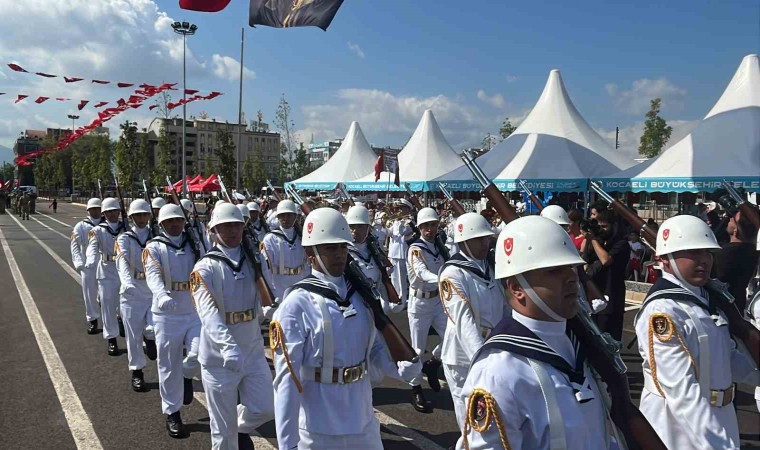 Kocaeli, Sakarya ve Düzcede geçit törenleri göğüs kabarttı