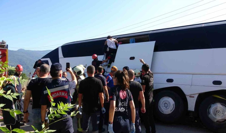 Kocaelide tur otobüsü yan yattı: 43 kişi bir saatte kurtarıldı