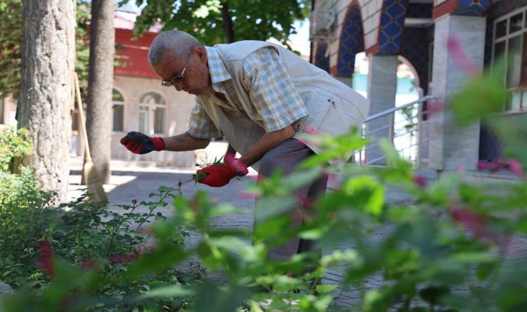 Kolunda platin bacağındaki protezle 86 yaşında her gün cami temizliyor