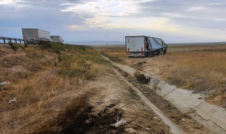 Konyada yoldan çıkan tır tarlaya girdi: 1 yaralı