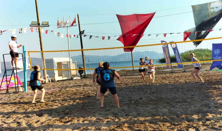 Köyceğizde 3. Zafer Kupası Plaj Voleybolu Turnuvası sürüyor