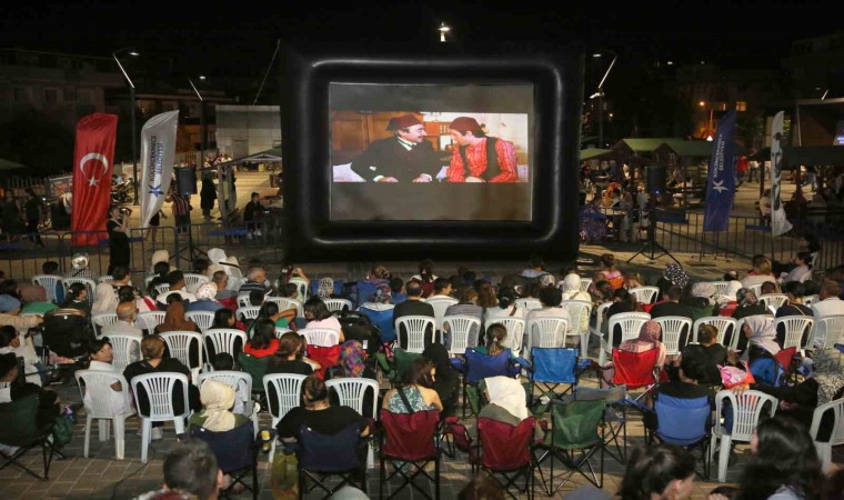 Küçükçekmecede açık hava sinema günlerine yoğun ilgi