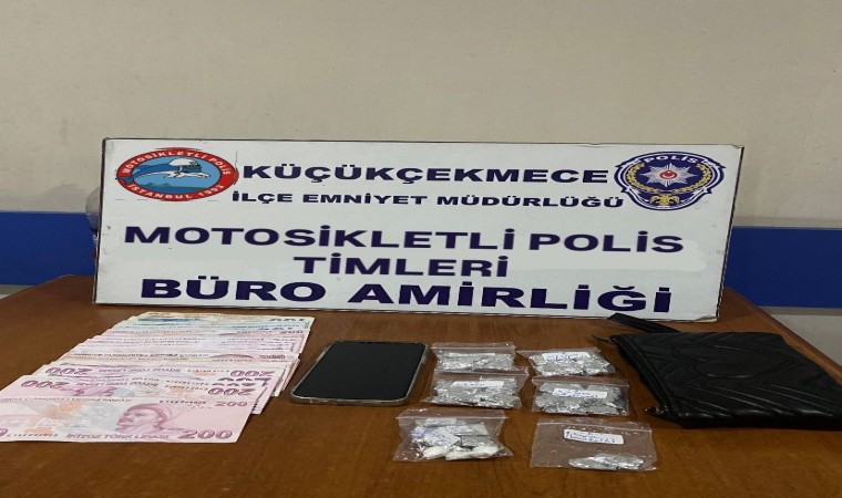 Küçükçekmecede aracı durduran polis, telefon uygulamasıyla çalışan uyuşturucu zulasını ortaya çıkardı