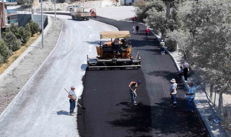 Kuşadasında sıcak asfalt seferberliği devam ediyor