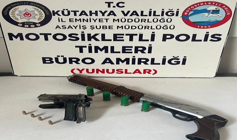 Kütahyada bir araçta ruhsatsız tabanca ve tüfek ele geçirildi