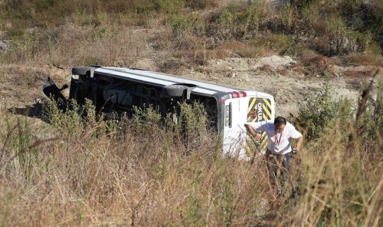 Kuzey Marmara Otoyolunda işçi servisi şarampole uçtu: 9 yaralı