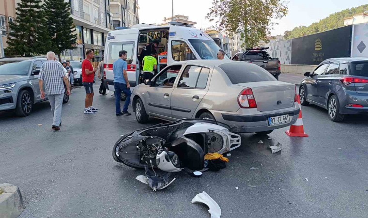 Manavgatta otomobil ile motosiklet çarpıştı: 2 yaralı