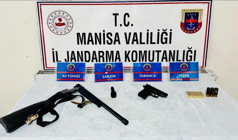 Manisada ikametten ruhsatsız tabanca ve tüfek çıktı