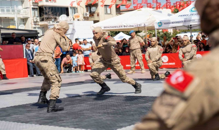 Manisada komandoların gösterisi mest etti