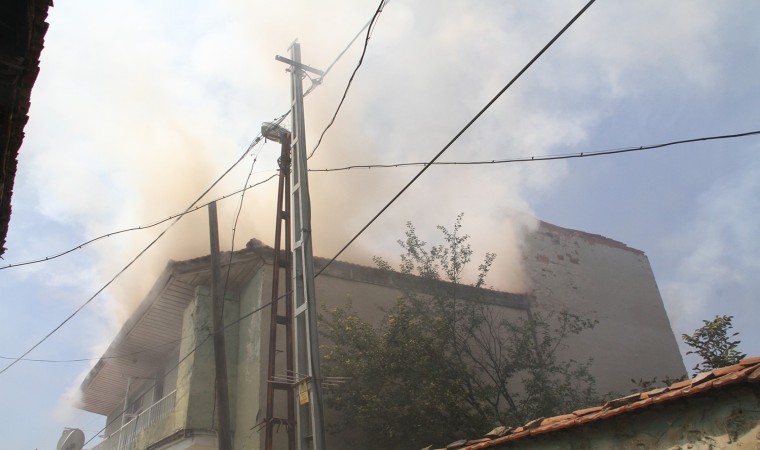 Manisada mahalle arasında çıkan yangın paniğe neden oldu