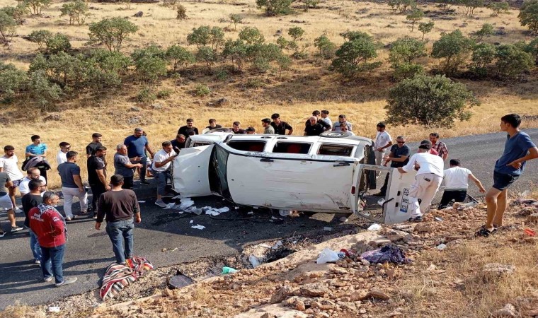 Mardinde hafif ticari araç takla attı: 5 yaralı