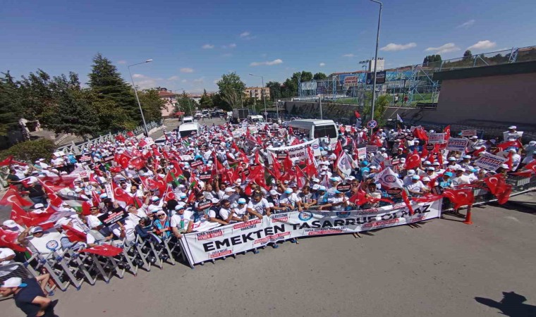 Memur-Sen Konfederasyonuna bağlı sendikalar Boludan başlattıkları yürüyüşü Ankarada sonlandırdı