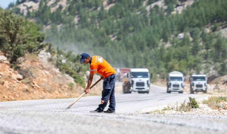 Mersinin kırsal bölgelerinde yol çalışmaları sürüyor