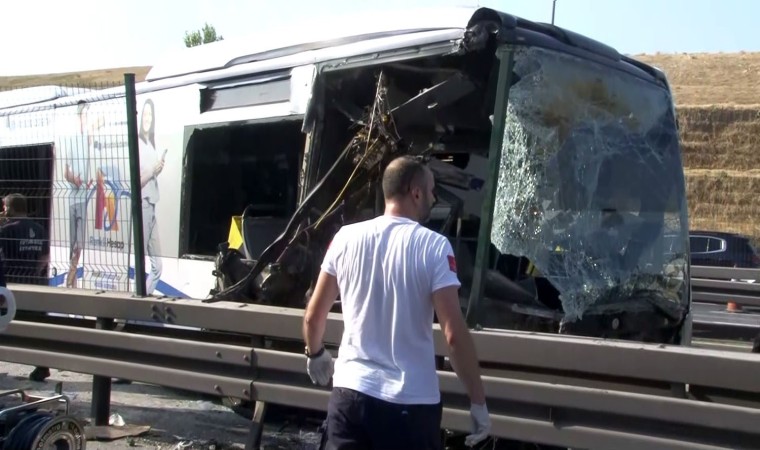 Metrobüs bariyerlere çarptı, 2 kişi metrobüs altında kaldı