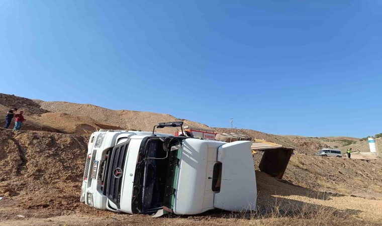 Mıcır yüklü kamyon devrildi: 1 ölü