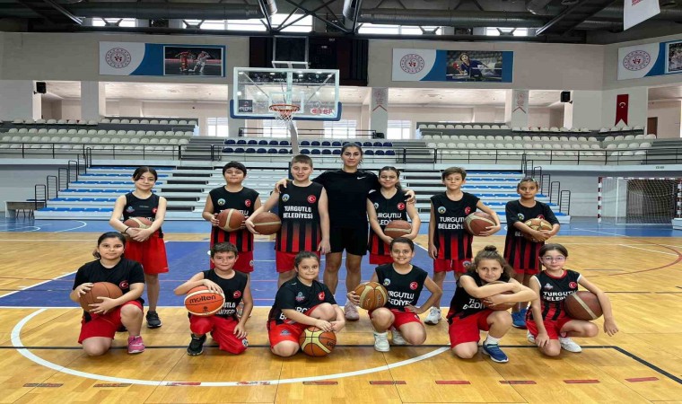 Milli Basketbolcu Manolya Kurtulmuştan kariyerine adım attığı Turgutlu Belediyespora ziyaret