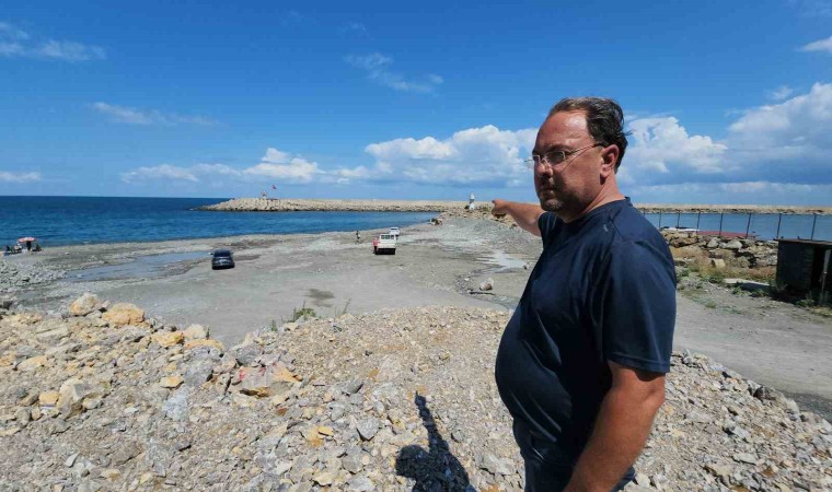 Milyonluk yatırım yapılan limanda balıkçı tekneleri karaya oturma tehlikesi yaşıyor