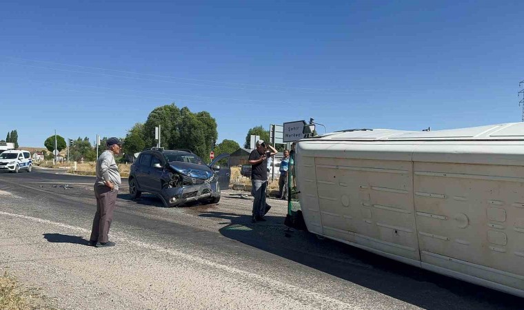 Minibüs ile otomobil çapıştı: 2 yaralı