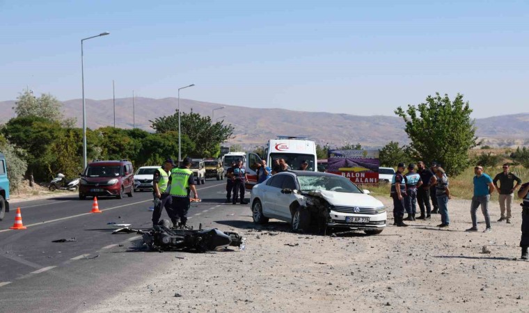 Motosiklet ile otomobil çarpıştı: 1 ölü