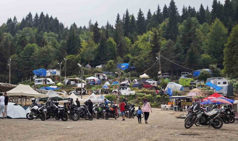 Motosiklet tutkunları Kafkasör Yaylasında bir araya geldi