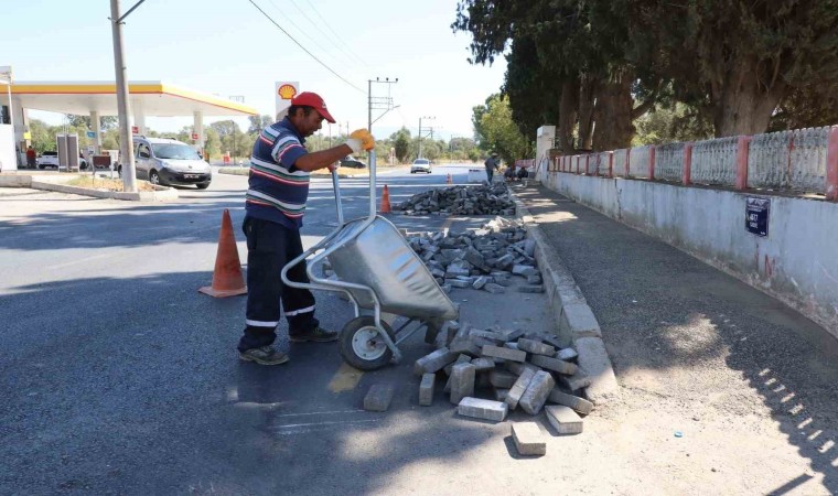 Nazillideki mezarlıklarda bakım ve temizlik çalışmalarını sürdürüyor