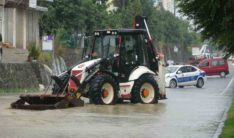 Orduda sağanak hayatı olumsuz etkiledi: Yol ulaşıma kapandı