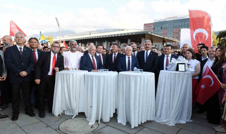 Osmangazi Belediyesi Zafer Bayramını Atatürk Anıtı ile taçlandırdı