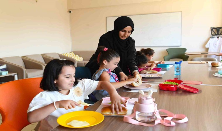 Osmangazinin atölyelerinde çocuklar hayatı öğreniyor