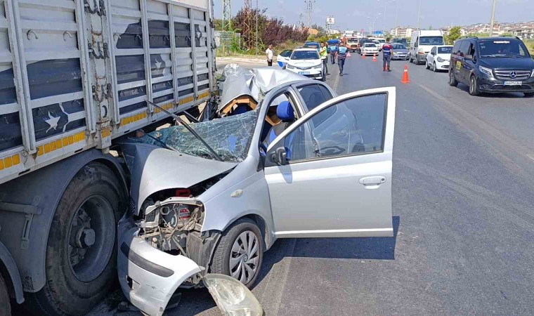 Otomobil park halindeki tıra çarptı, 21 yaşındaki genç kız yaşamını yitirdi