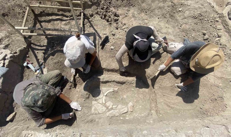 (Özel) Apollon Smintheus Tapınağında 1700 yıllık mezar bulundu