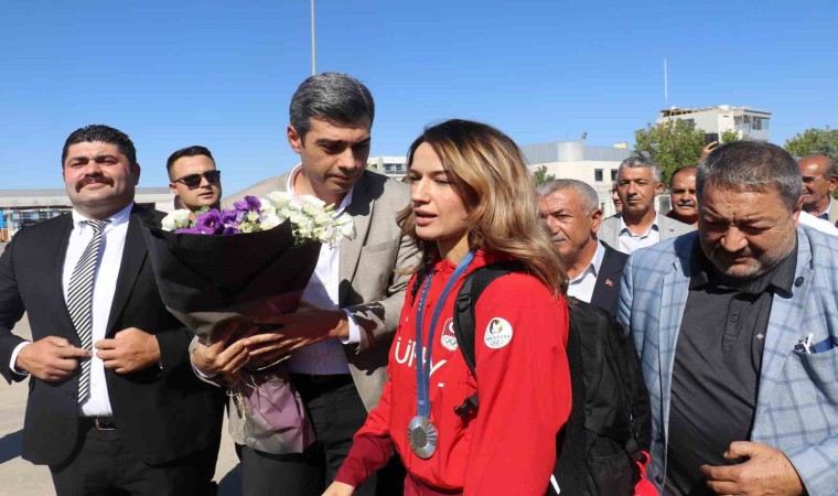 Paris Olimpiyatlarından başarı ile dönen milli boksör Hatice Akbaşa coşkulu karşılama