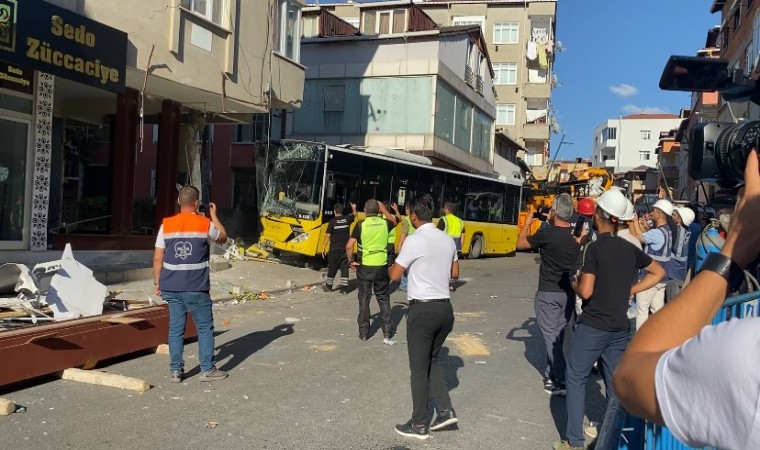 Pendikte bina kolonuna çarpan İETT otobüsü kaza yerinden kaldırıldı