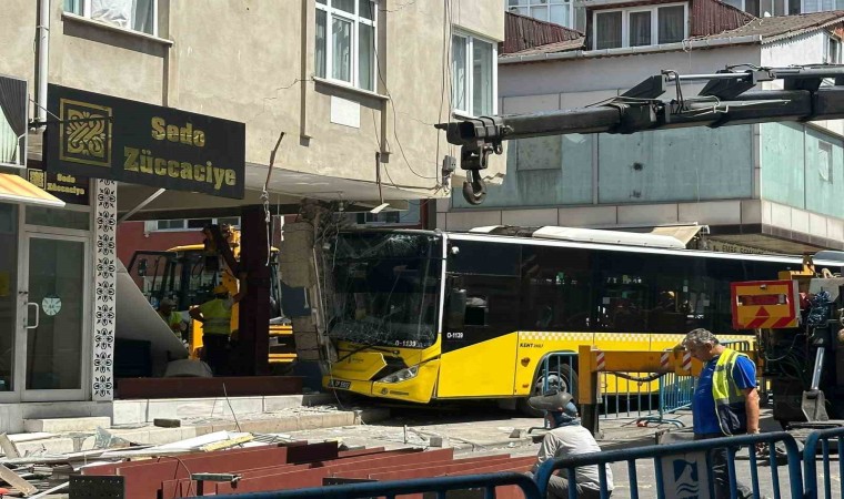 Pendikte İETT otobüsünün çarptığı binada güçlendirme çalışmaları devam ediyor