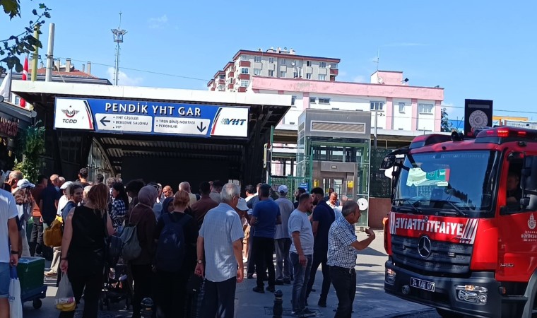 Pendikte Marmaray durağında yangın çıktı, alt geçit önünde kalabalık oluştu