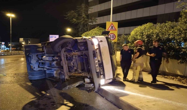 Pendikte sebze yüklü kamyon devrildi: 2 yaralı