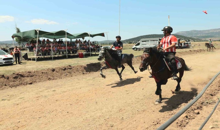 Rahvan atlar Tavasta pistin tozunu attırdı