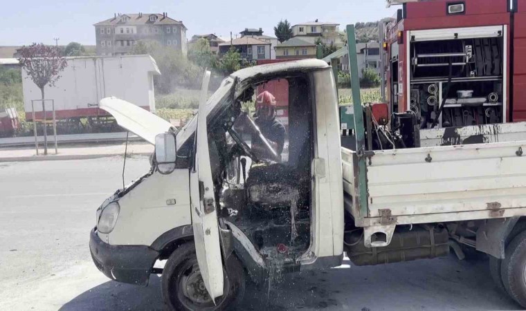 Sakaryada park halindeki kamyonet alev aldı: 1 yaralı