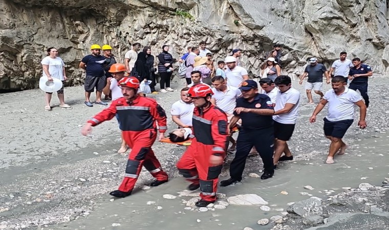 Saklıkent Kanyonunda düşen kaya parçası 2 turisti yaraladı