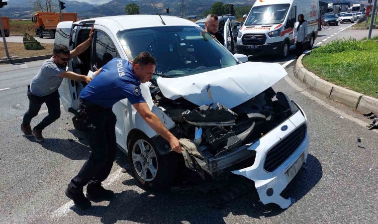 Samsunda hafif ticari araç kamyonla çarpıştı: 1 yaralı