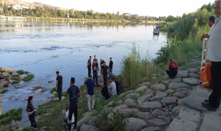 Şanlıurfada serinlemek için baraja gölüne giren çocuk boğuldu