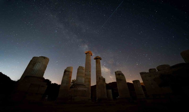 Sardes Antik Kenti, samanyolu ve perseid meteor yağmurunu buluşturdu