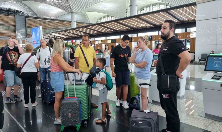 Seferleri iptal edilen Karadağ yolcuları iki gündür İstanbul Havalimanında bekliyor