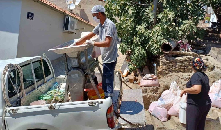 Selçukta salçalar ailece hazırlanıyor, belediye makine ile destek oluyor