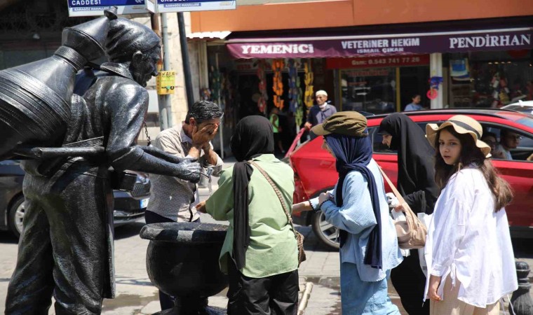 Sıcaktan bunalan vatandaşlar çareyi çeşme başında buldu