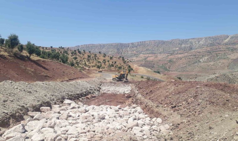 Siirtte heyelan nedeniyle kapanan yol trafiğe açıldı